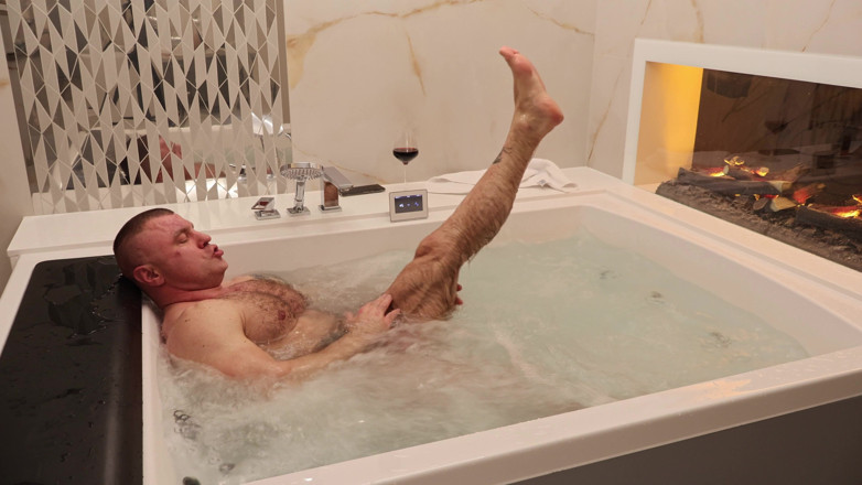 Dante no.1: Hairy Muscle Stud: Luxury Jacuzzi Strip &amp; Raw Jerk off - 4K Bodybuilder...
