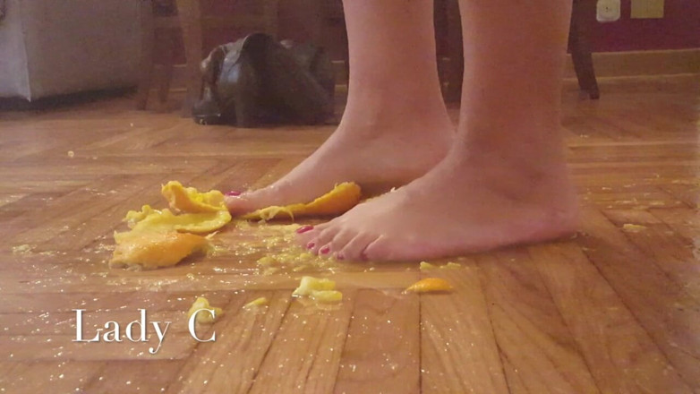 Lady Claudia: Crushing oranges