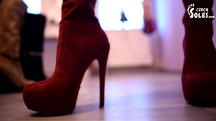 Czech Soles - foot fetish content: Bella ragazza con un notevole feticismo delle scarpe che mostra...