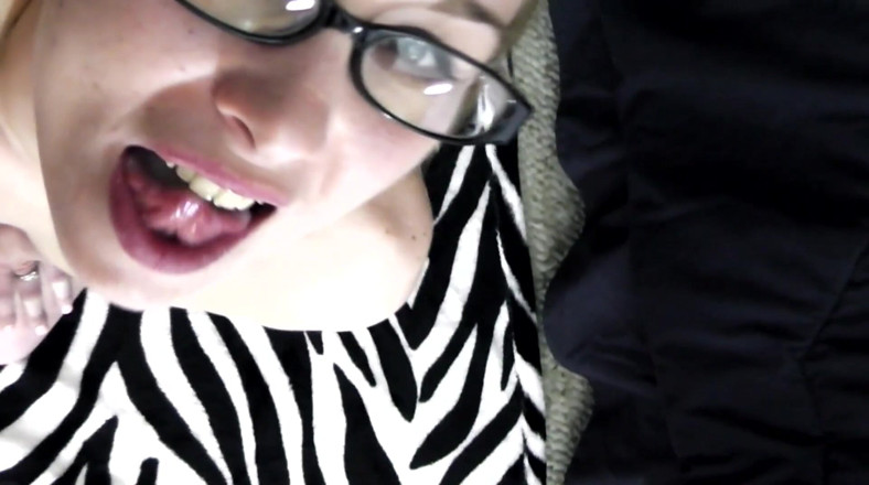Average Joe xxx: Tiffany flowers succhia il cazzo e ingoia lo sperma