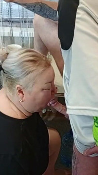 Po południu pieprzę mojego sąsiada w ustach w kuchni i spust