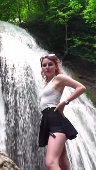 Chodil(a) do školy The Waterfall for a Blowjob