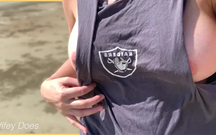 Wifey Does: Wifey Walks Around Beach Fully Nude