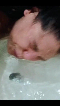 Ana está loca bajo el agua, se escuchan sonidos grandes