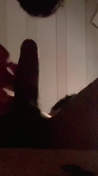 Masturbándome viendo porno con mi amigo, lo chupo y él se corre en mi boca