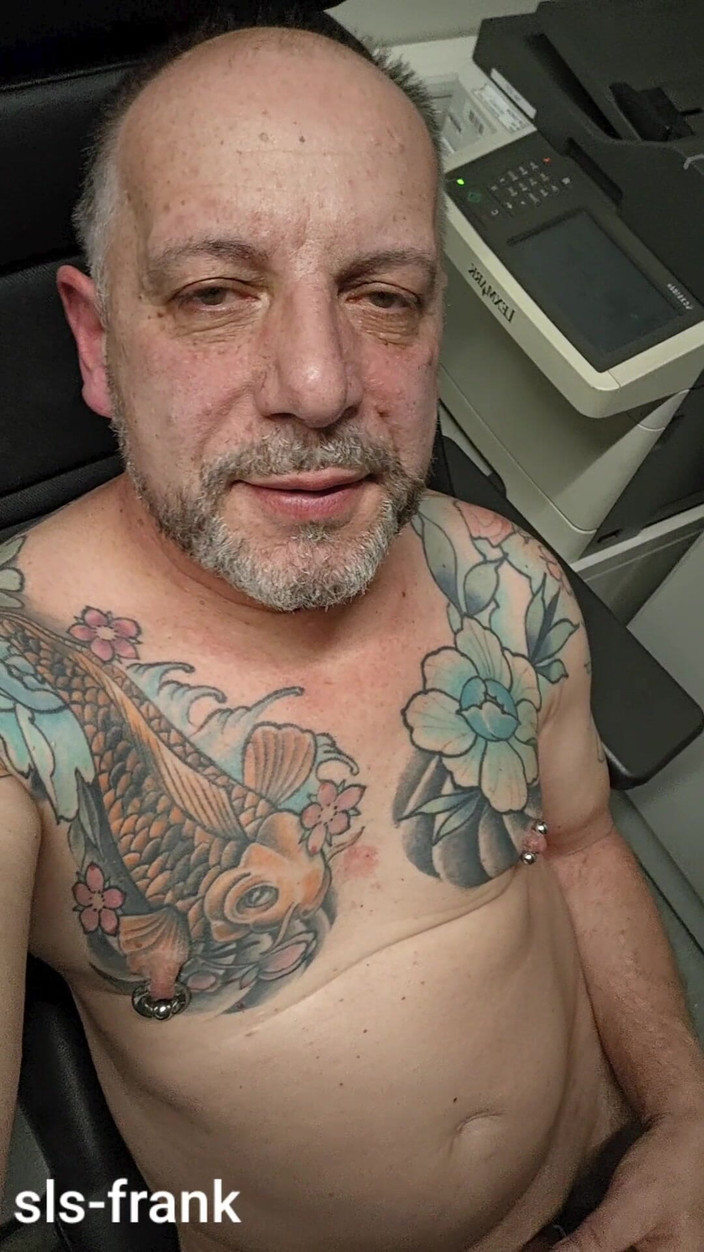 sls-frank: एसएलएस-फ्रैंक क्लोज-अप में अपने उप-चीरे से निकलता है