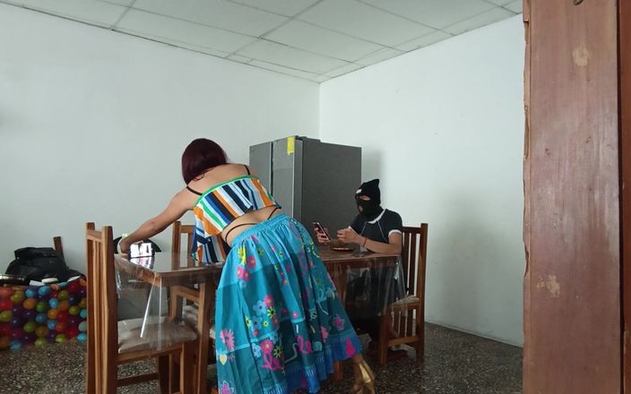Goky: Servitoarea păcătoasă își întinde pizda drăguță