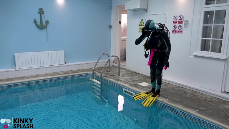 UKCuteGirl Lucy Lauren: Scuba Agent Lucy keert terug: Onvoorziene activering