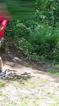 Vecchia puttana autostoppista sexy da strada scopata nella foresta con e poi senza preservativo