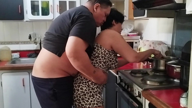 MaturecoupleVe: Kuchyňské šukání super sexy s mojí líbající manželkou