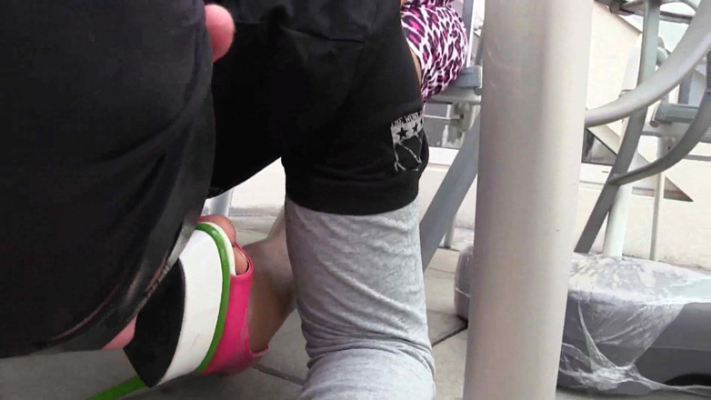 Femdom Austria: Membersihkan sepatu di luar ruangan