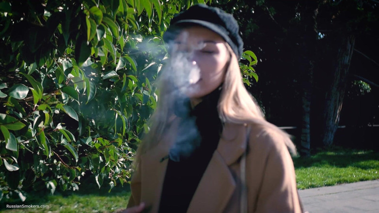 Russian Smokers: Palenie na zewnątrz z Beaty Russian Girl 2