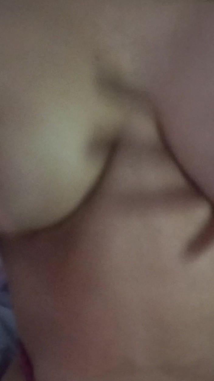 Fabimilf: 我抓住我的奶子并摇晃我的大屁股，勾引了我的继兄弟，想要他操我。
