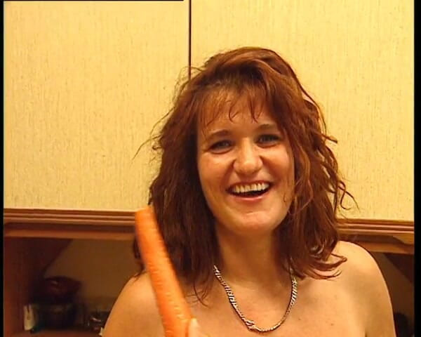 YOUR FIRST PORN: Fanny entra na minha cozinha - Fanny