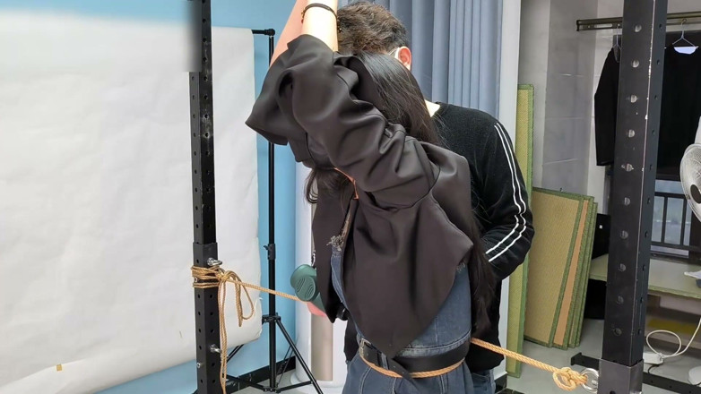 Asian bondage: แฟนของฉันถูกตรึงไว้กับขาตั้งเหล็ก คอยจั๊กจี้เธอ