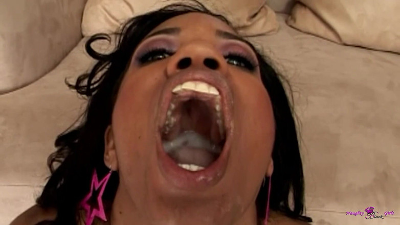 Naughty Black Girls: Leccare il suo culo nero trasforma questo uomo per darle...