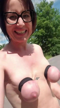 Carrera Desnuda Sin Restricciones Con Salpicaduras En El Lago