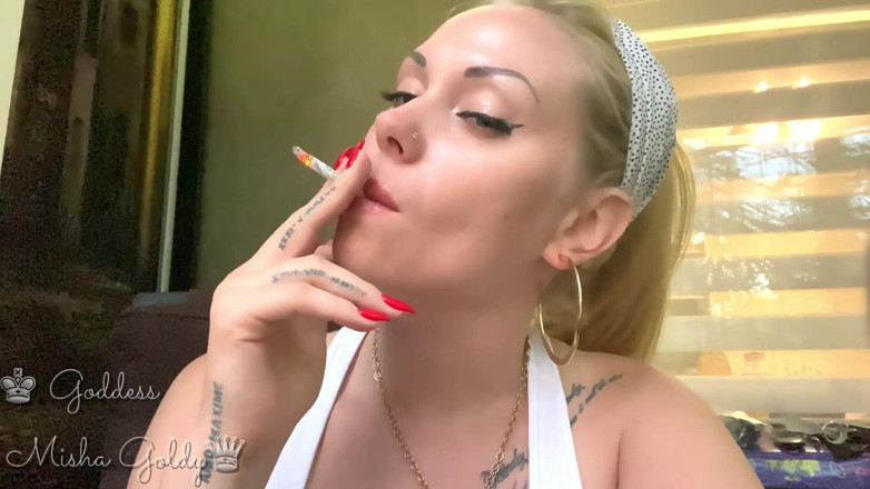 Goddess Misha Goldy: So che sei felice di vedermi di nuovo fumare! JOI