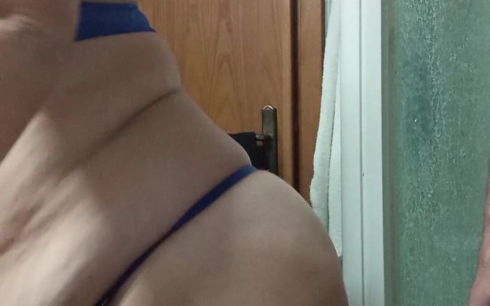 arthuremiledy: Follada en el baño con mi nuevo traje azul claro