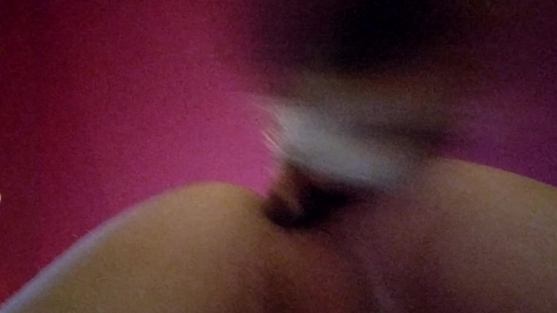 Joslin: Joslin sacudiendo el tapón trasero anal