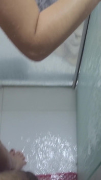 Zierliches teen in der dusche gefickt