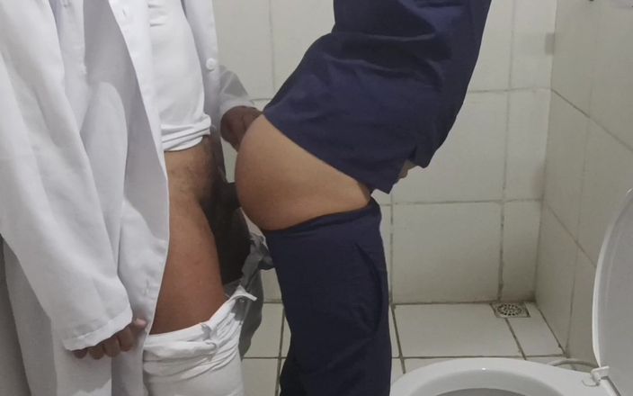 MiguellTrajano: 菜鸟和天才医生把它放在医院浴室护士的屁股里