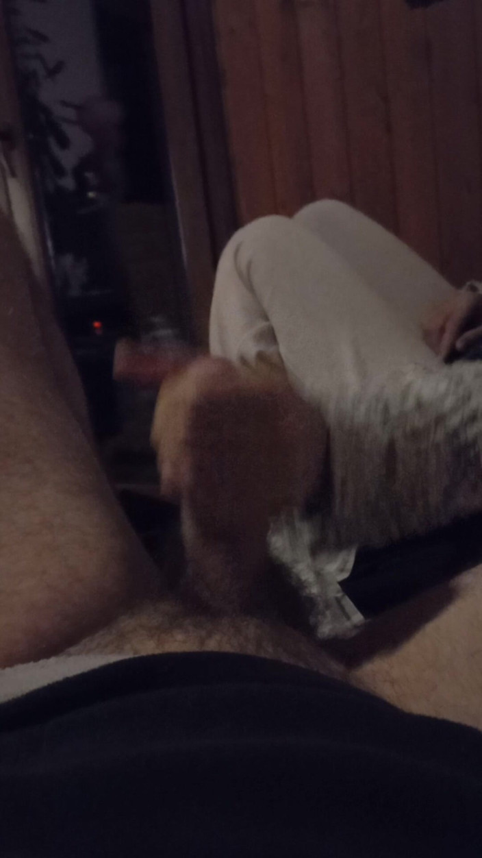 Handjob Passion: ホットなアジアの手コキ女神によるソファでのPOV ハンドジョブ、イキまで