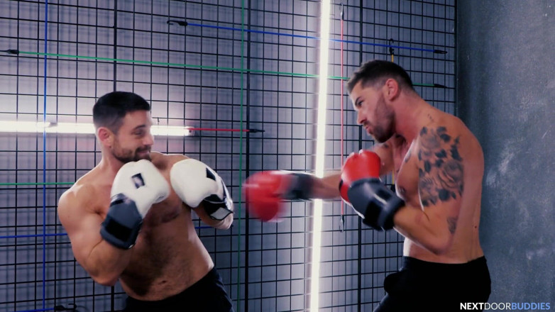 Next Door Studios: NextDoorBuddies - il fusto muscoloso peloso ha il suo buco TKO'd