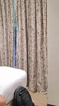 Un mari cocu amateur regarde sa femme se faire baiser par un inconnu sans capote dans une chambre d’hôtel.