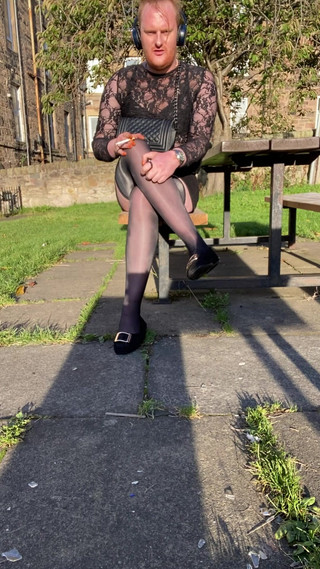 Ava Maxwell: Ava Maxwell Pertunjukan Shoeplay dan Kaki Di Taman Awam Ava...