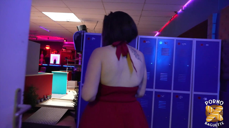Porno Baguette: Lily, niegrzeczna brunetka, zostaje zerżnięta naprawdę mocno