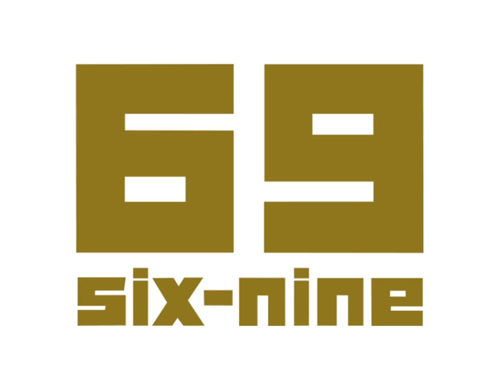 Vulture: 나는 마을 을 돌아 다니는 지루해 보이는 여인을 집어 들었다.