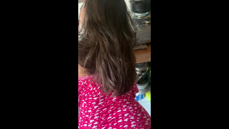 Gordo fuck: La mia sorellastra succhia il mio cazzo in cucina e...