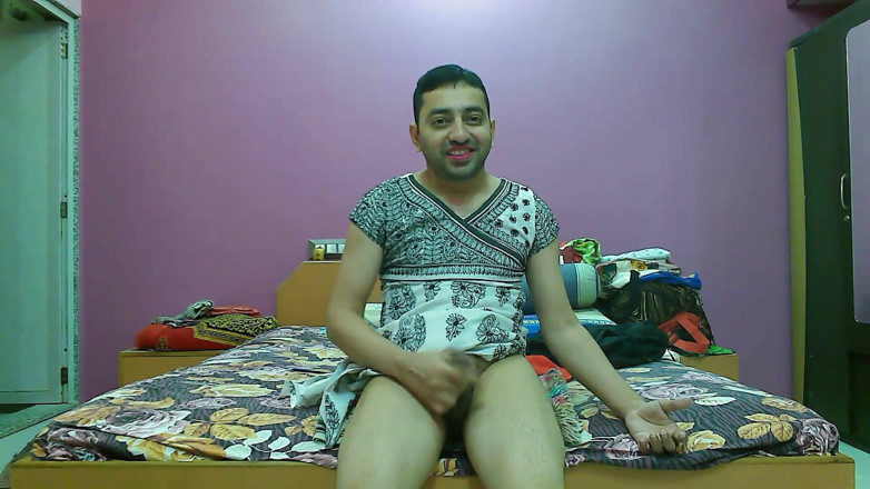 Cute & Nude Crossdresser: Banci kotor crossdresser femboy Sweet Lollipop dalam pakaian potongan panjang.