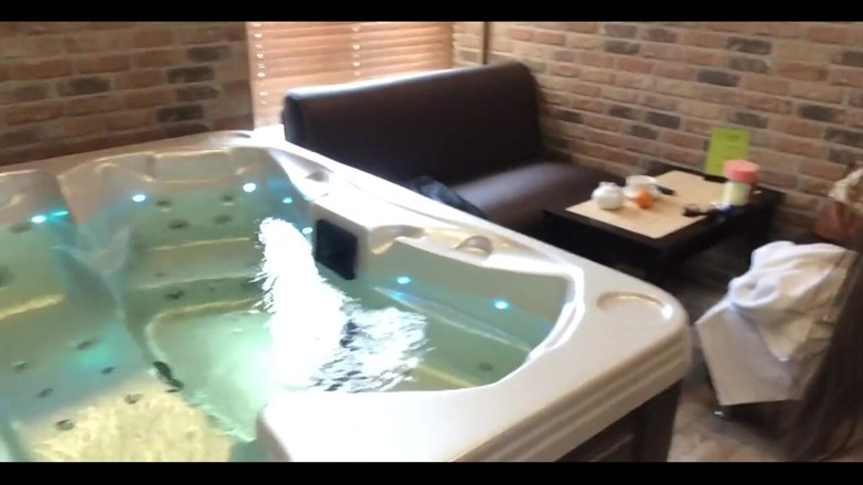 Shrima Malati: Bugil di ruangan sauna umum
