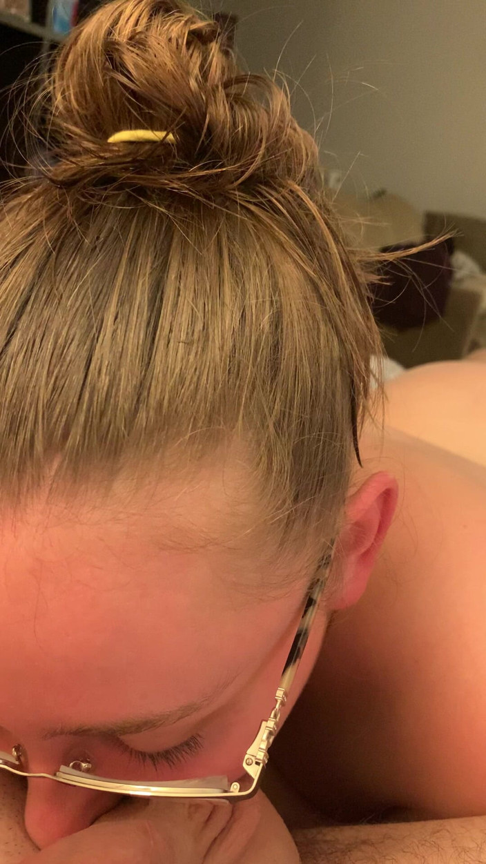 BeautfiulBJ25: POV bril vrouw randen en likt ballen