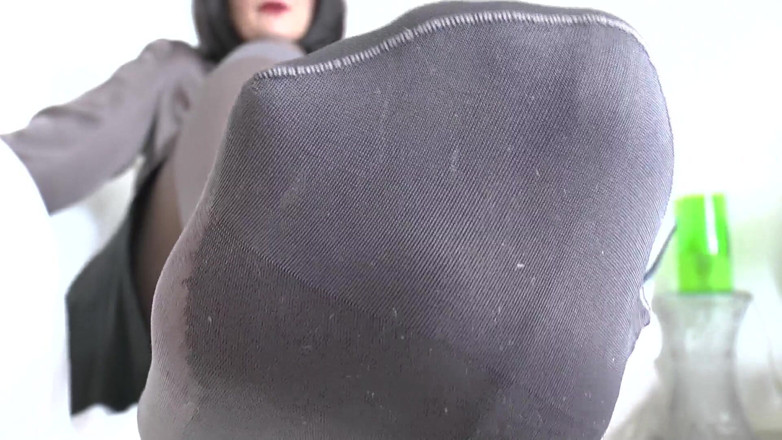 Lady Victoria Valente: ¡Entrenamiento estricto de oliendo pies en mayo! Parte 2, Lady Victoria...