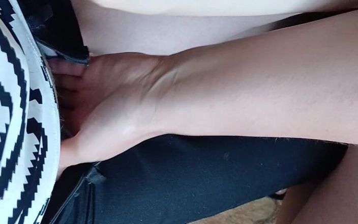 Lesbian-candys: Des demi-sœurs plus âgées et plus jeunes se masturbent dans la...