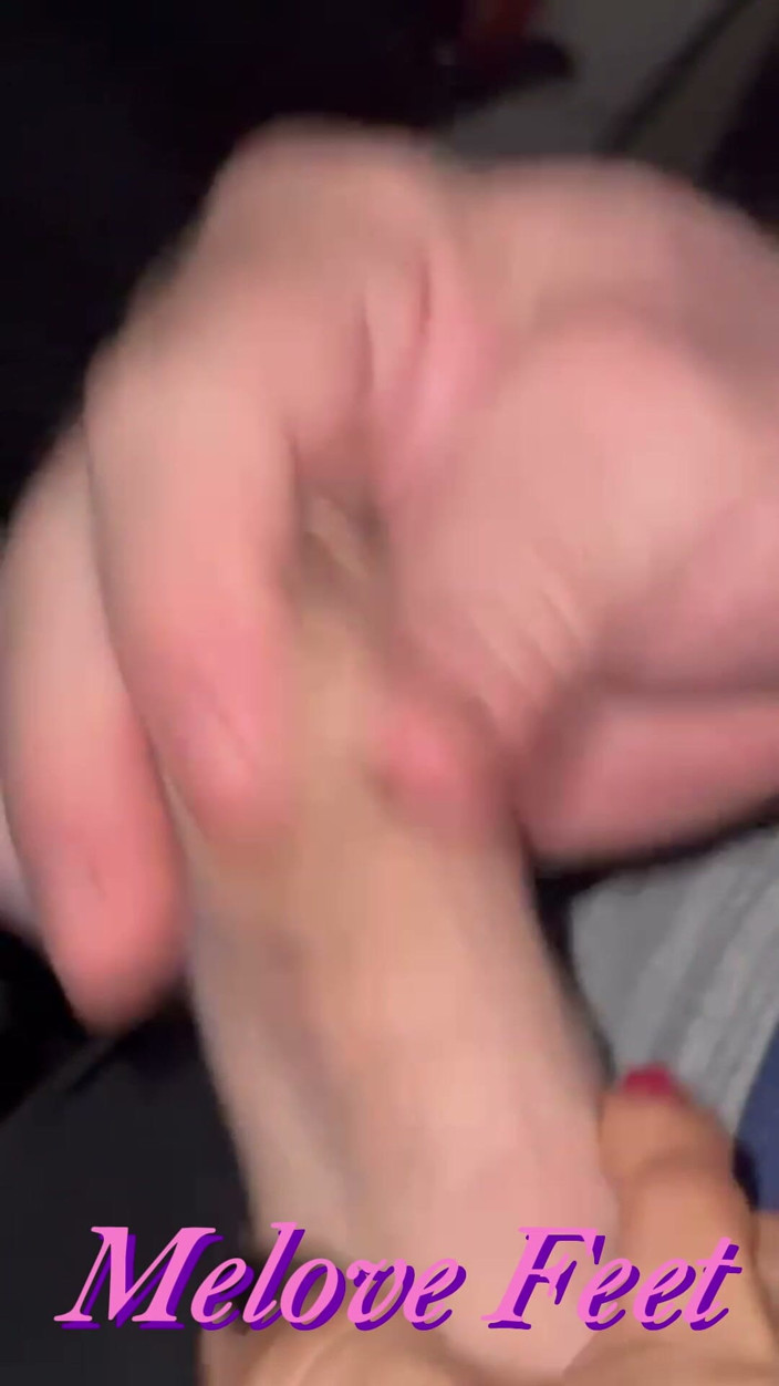 Naelor: Un beau-père jouit sur ses petits pieds sexy