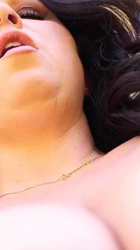 Pawg iri güzel kadın Amanda 2 büyük siyah yarakla genişletiliyor ve sikiliyor