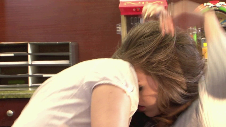 I kissed a girl and I liked it: Dua si rambut coklat dikunci di pejabat, jadi lesbian mereka...