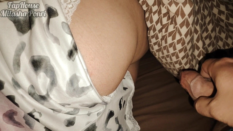 Milasha Ponri: Cuando Mi Hermanastra Está Tumbada a Mi Lado