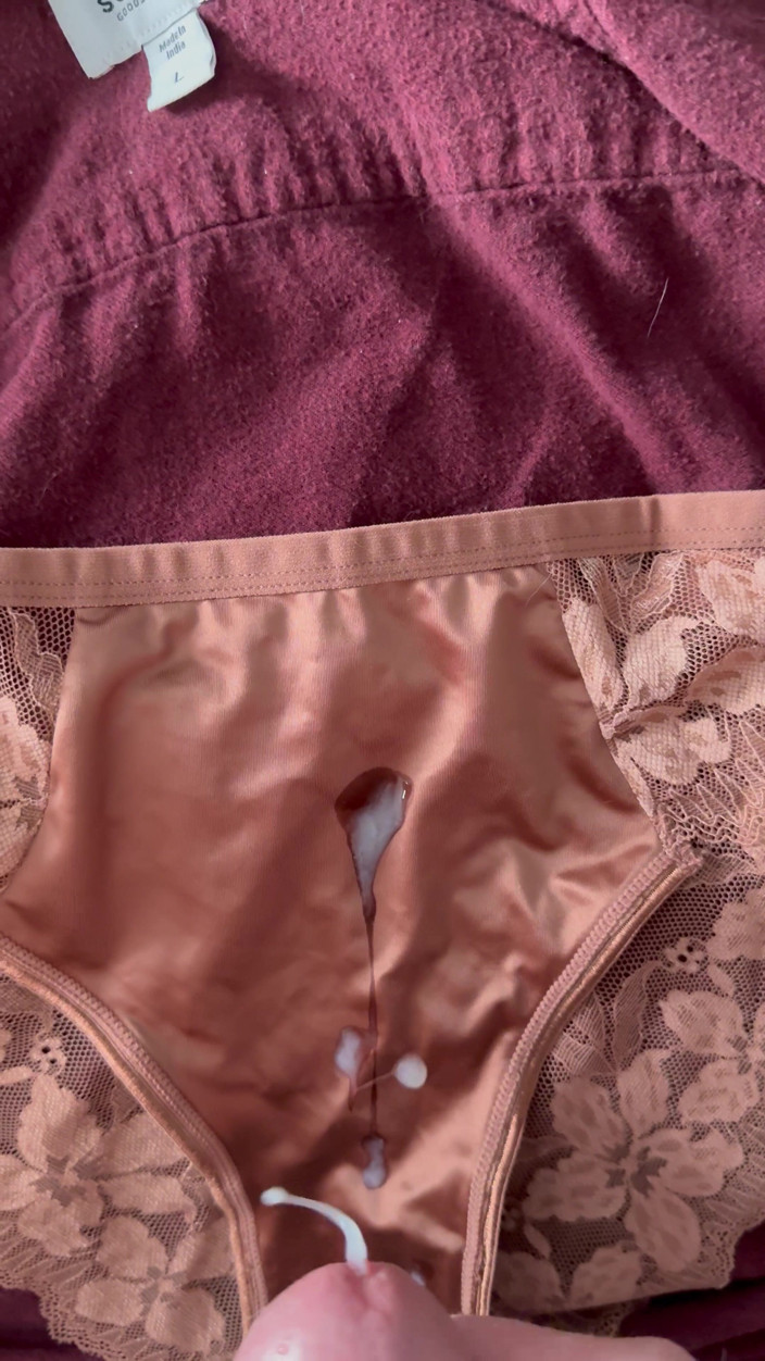 CumDaily: Éjaculation sur la culotte de ma femme 16