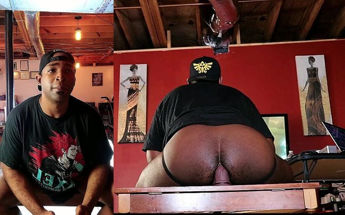 Blkbamaboi73: Jock à gros cul s’écarte et rebondit le cul en jouant...