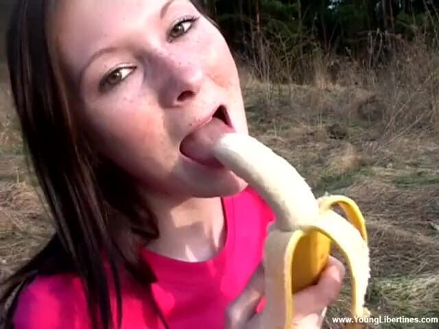 Young Libertines: Piknik seks dengan pisang dan kontol