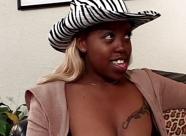 Dark Extreme: Grande rabo ébano bebê com peitos grandes recebe buceta arada