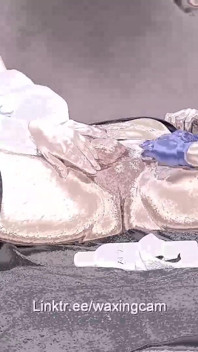 Enthaarung an Ein Männchen in Strümpfen Von Zwei Krankenschwestern Mit Handschuhen