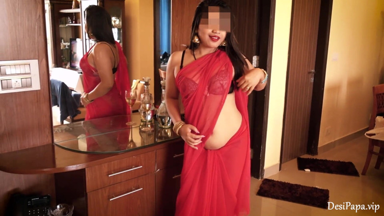Chudasi Bhabhi: Spettacolo di spogliarello di un india indiano in rosso sari