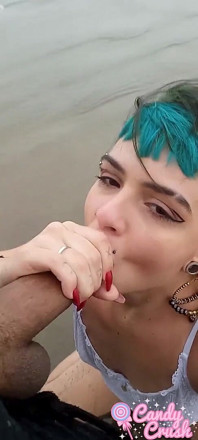 Influencer menghisap batang di tempat awam di pantai