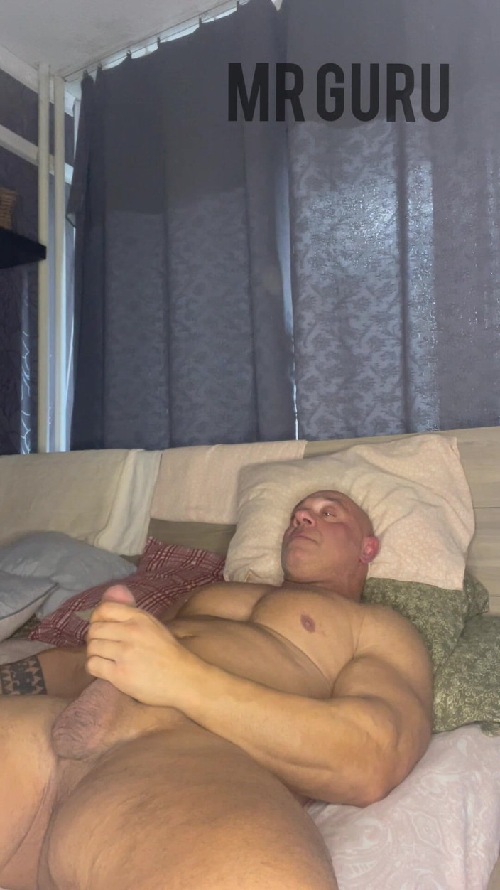 Mr. Guru: Vücut geliştirmeci Mr Guru'dan uzun 31 Mastürbasyon yapıyor